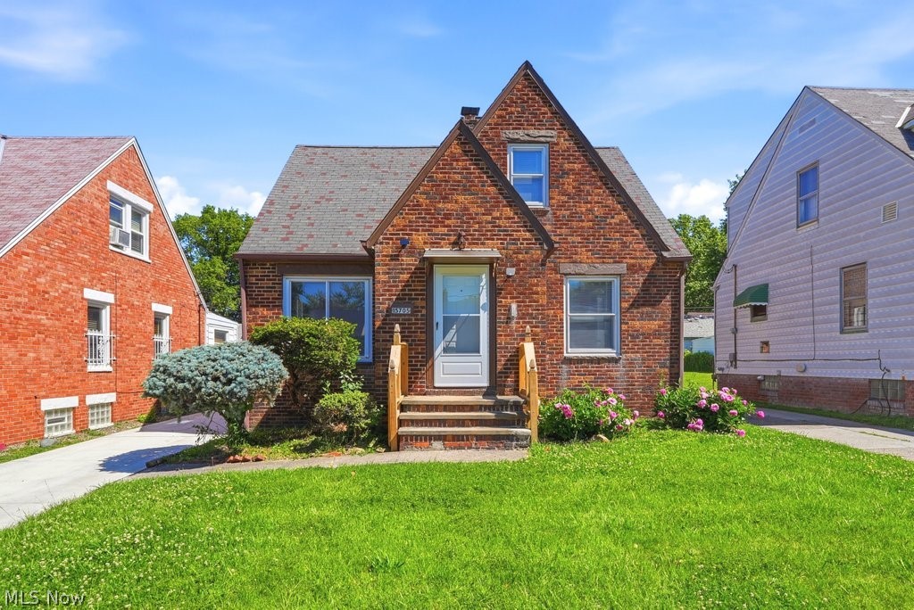 15705 Throckley Avenue Cleveland OH 44128