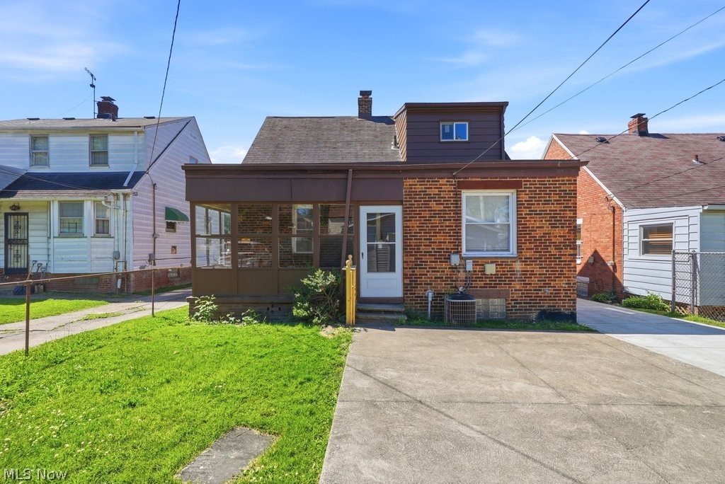 15705 Throckley Avenue Cleveland OH 44128