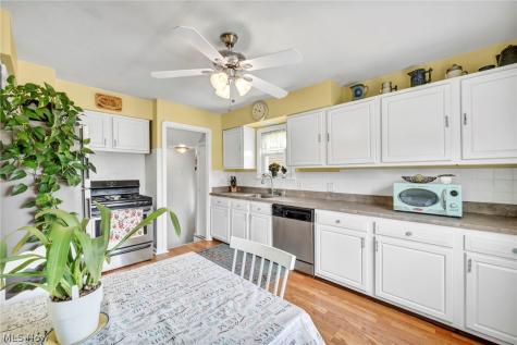 8006 Pinegrove Avenue Parma OH 44129