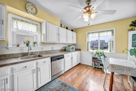 8006 Pinegrove Avenue Parma OH 44129