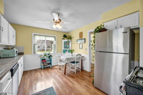 8006 Pinegrove Avenue Parma OH 44129