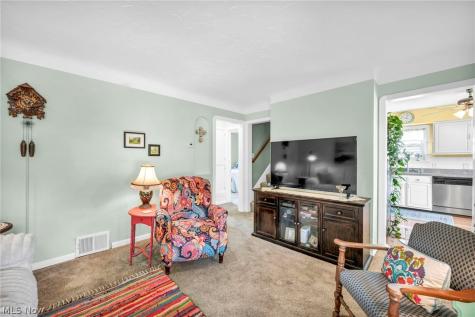 8006 Pinegrove Avenue Parma OH 44129