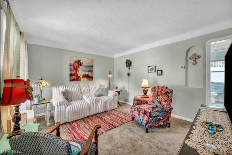 8006 Pinegrove Avenue Parma OH 44129