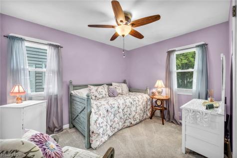 8006 Pinegrove Avenue Parma OH 44129