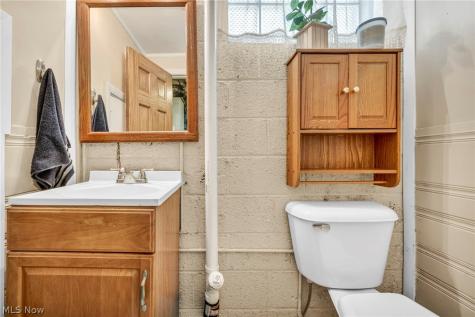 8006 Pinegrove Avenue Parma OH 44129