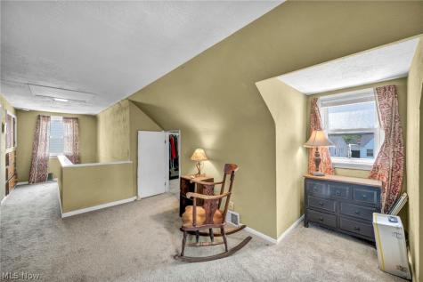 8006 Pinegrove Avenue Parma OH 44129