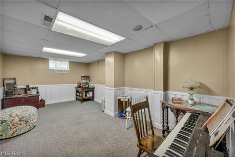 8006 Pinegrove Avenue Parma OH 44129