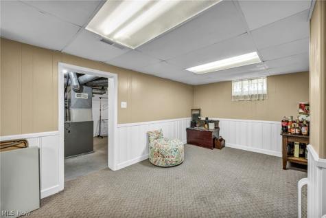 8006 Pinegrove Avenue Parma OH 44129