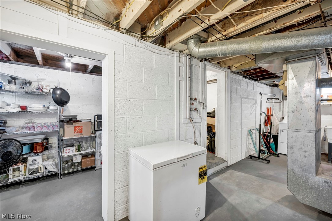 8006 Pinegrove Avenue Parma OH 44129