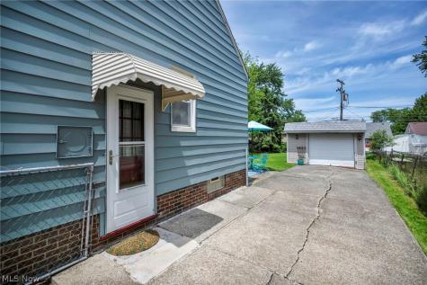 8006 Pinegrove Avenue Parma OH 44129