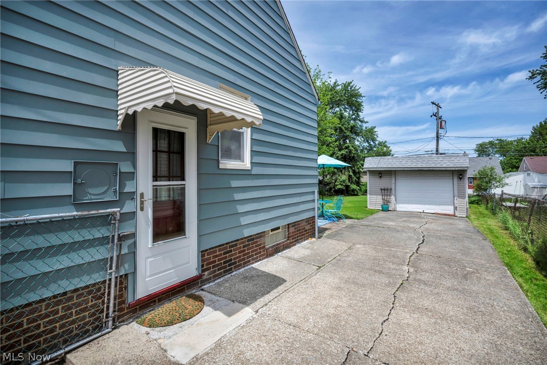 8006 Pinegrove Avenue Parma OH 44129