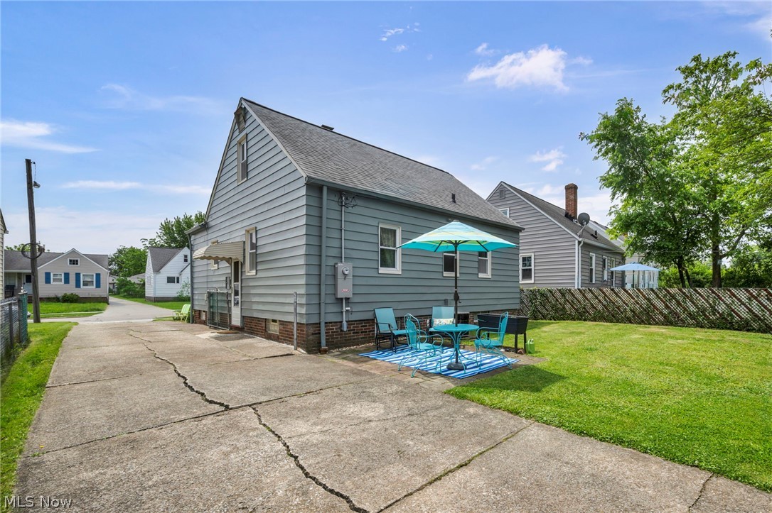 8006 Pinegrove Avenue Parma OH 44129