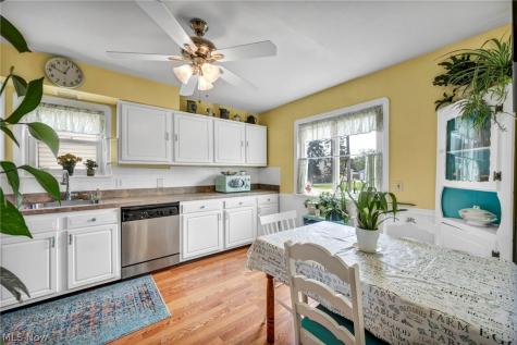 8006 Pinegrove Avenue Parma OH 44129