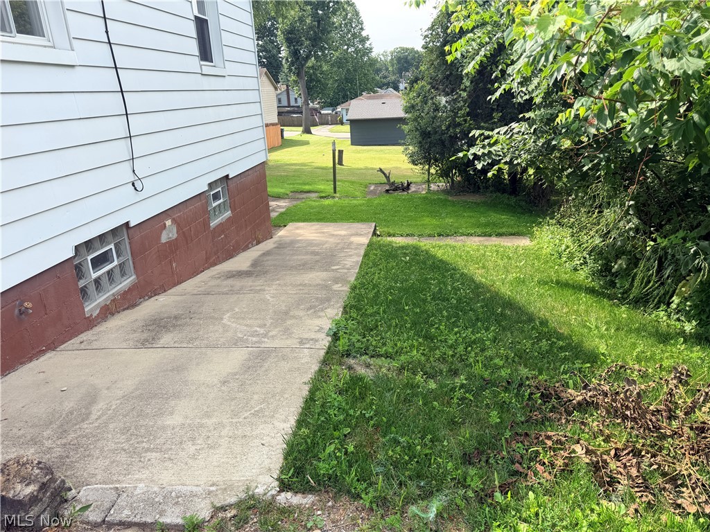 34 W Lewis Street Struthers OH 44471