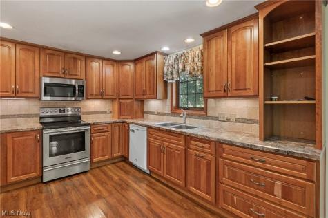 4502 Broadway Avenue NE Louisville OH 44641