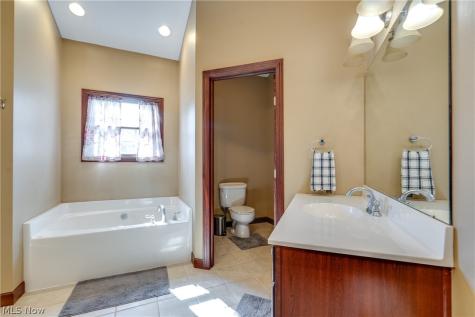 8493 Deacon Avenue NW North Canton OH 44720