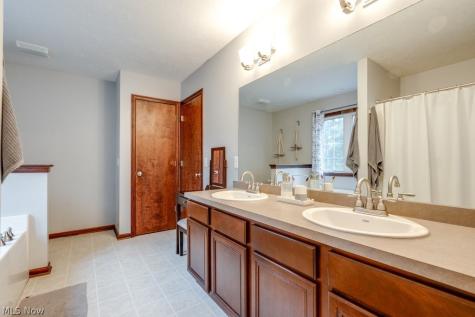 4138 Whispering Springs Lane Mogadore OH 44260