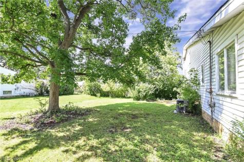 5392 Meadow Wood Boulevard Lyndhurst OH 44124