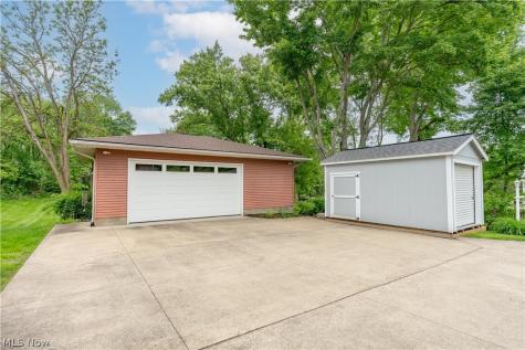 11385 William Penn Avenue NE Hartville OH 44632