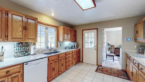 1067 Mohawk Trail SW Hartville OH 44632