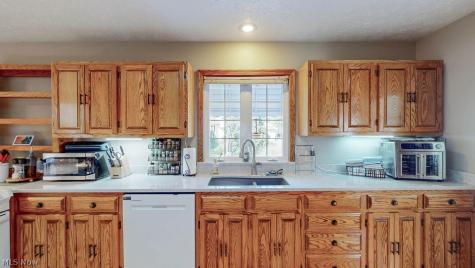 1067 Mohawk Trail SW Hartville OH 44632