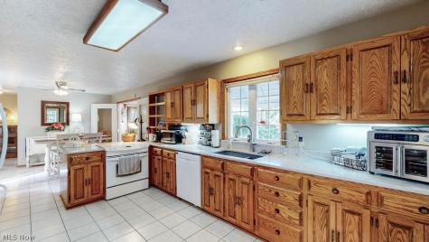 1067 Mohawk Trail SW Hartville OH 44632