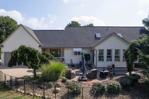 1067 Mohawk Trail SW Hartville OH 44632