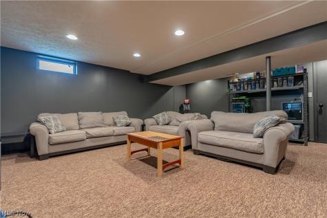 6470 Pilot Knob Avenue NE Louisville OH 44641