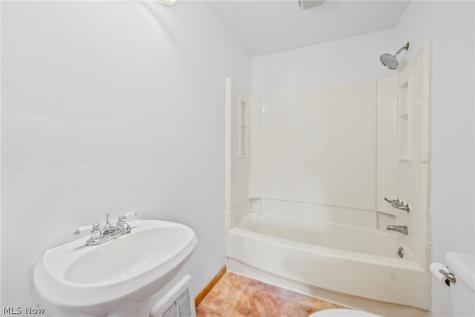 1427 E Broad Louisville OH 44641