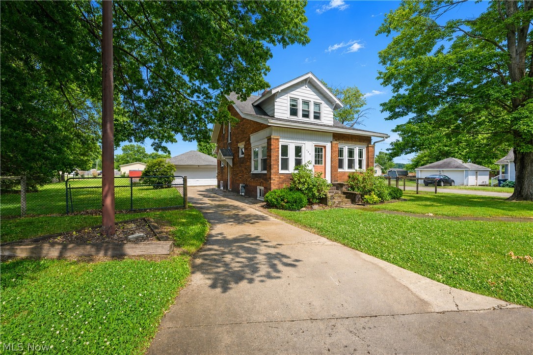 139 East Avenue NE Tuscarawas OH 44682