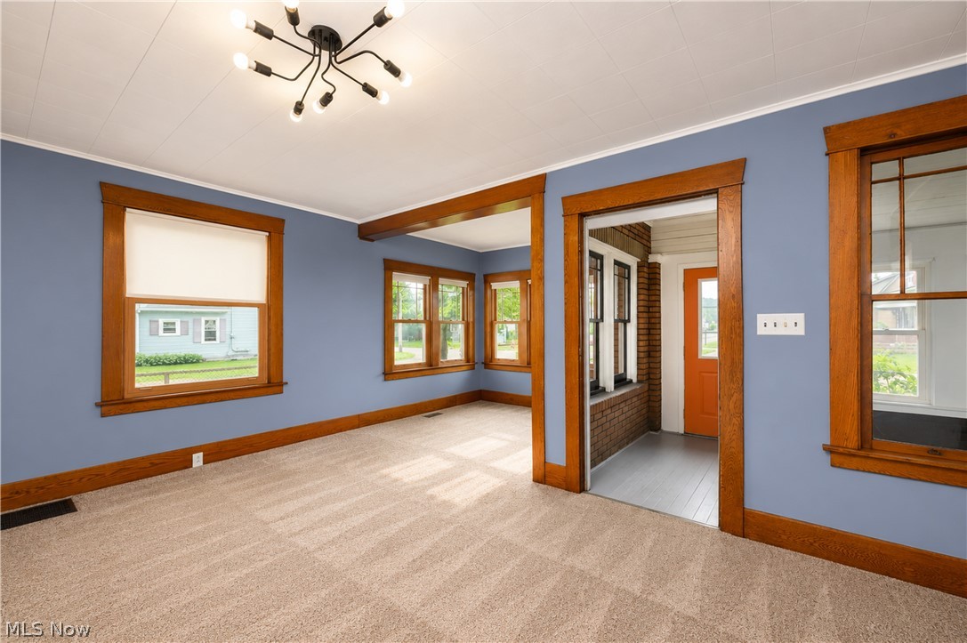 139 East Avenue NE Tuscarawas OH 44682