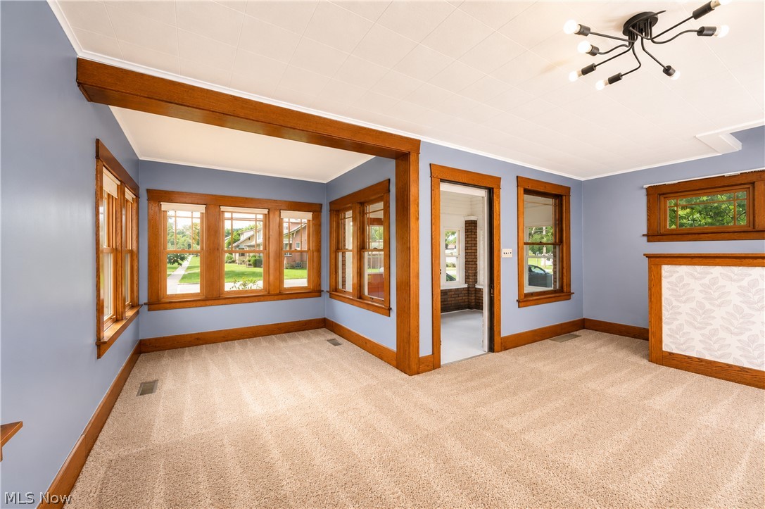 139 East Avenue NE Tuscarawas OH 44682