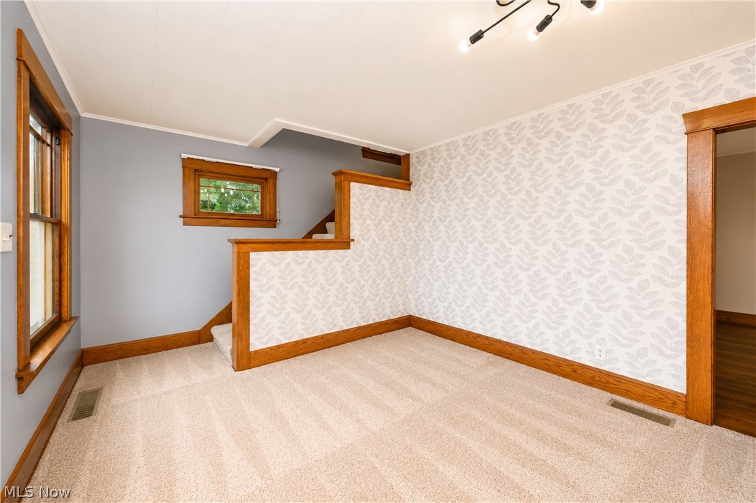 139 East Avenue NE Tuscarawas OH 44682