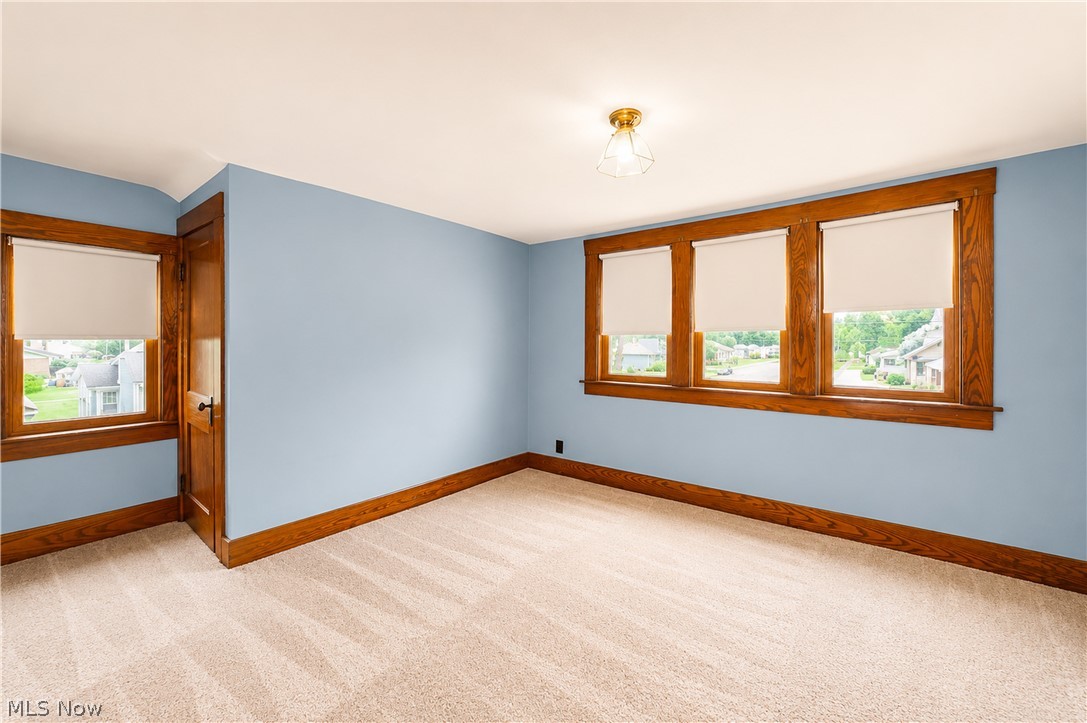 139 East Avenue NE Tuscarawas OH 44682
