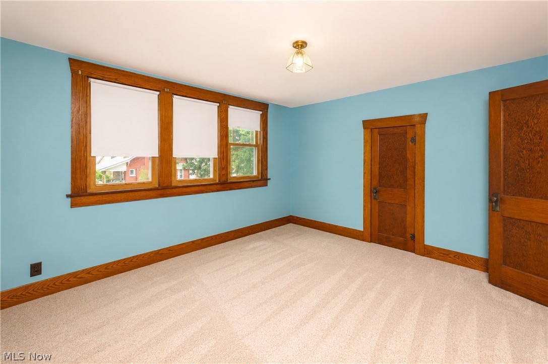 139 East Avenue NE Tuscarawas OH 44682