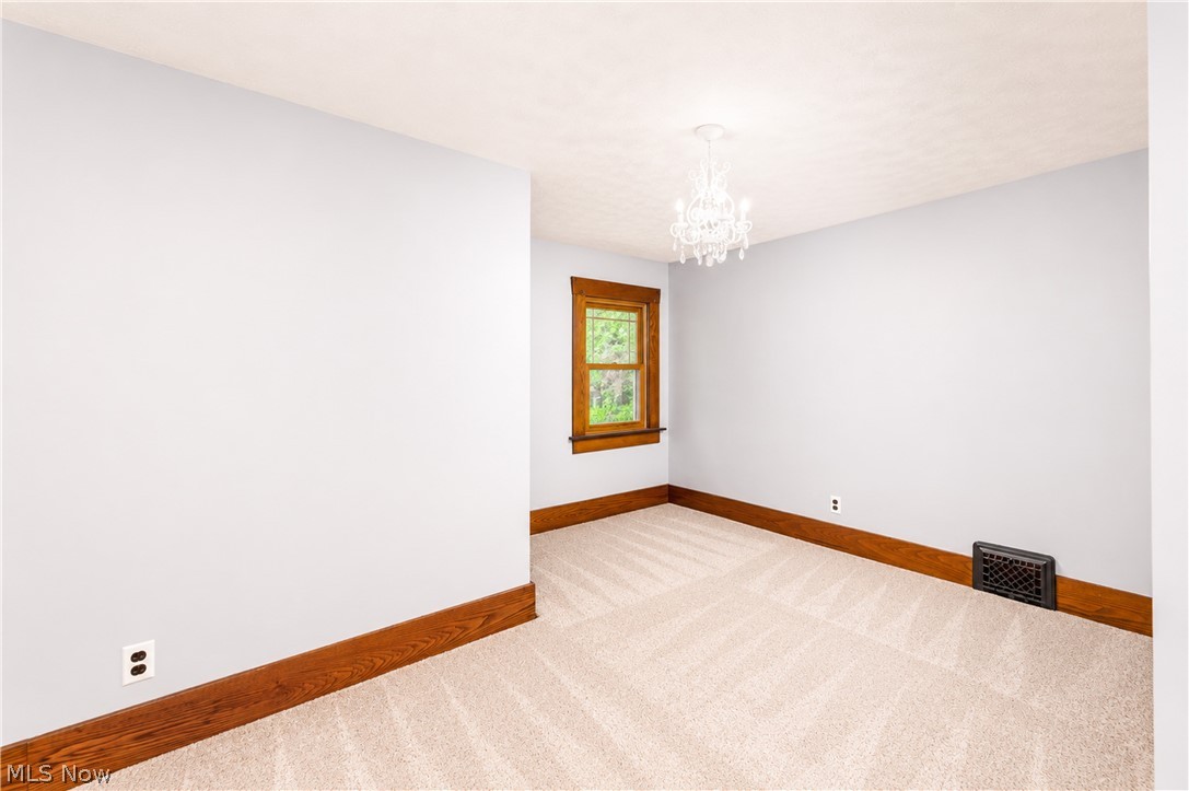 139 East Avenue NE Tuscarawas OH 44682