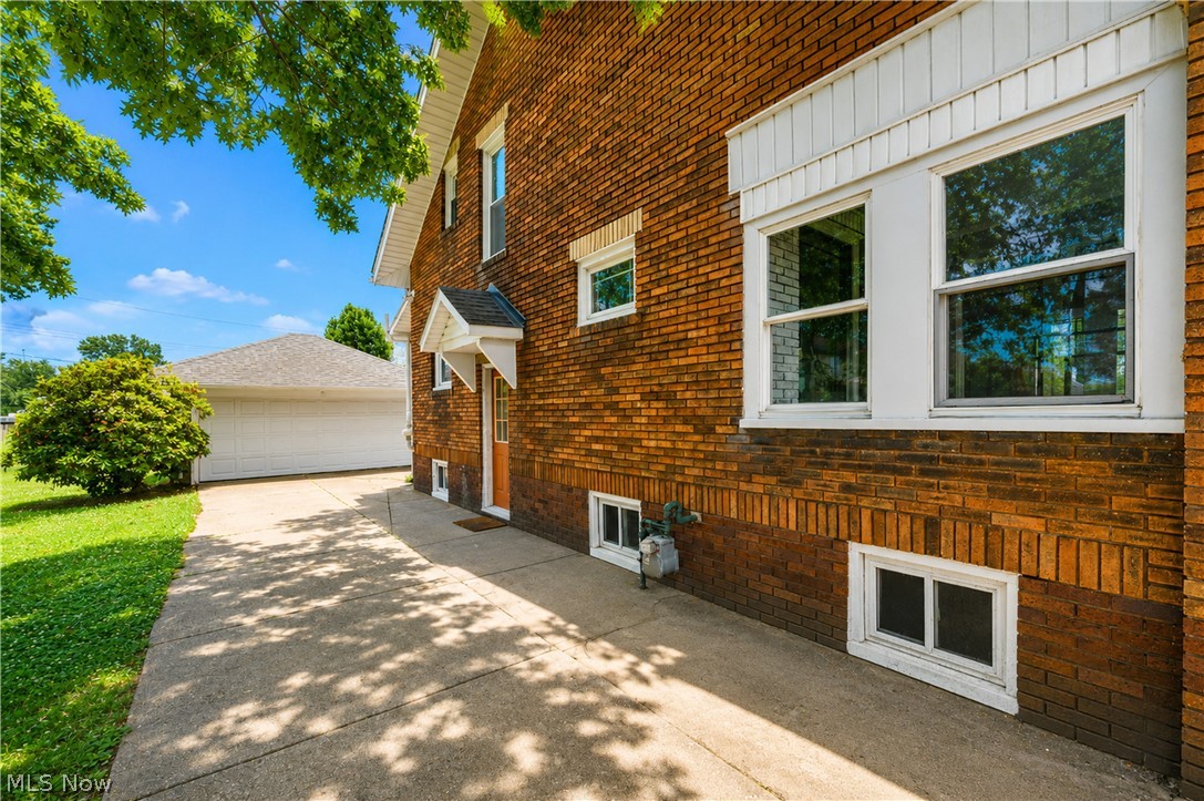 139 East Avenue NE Tuscarawas OH 44682