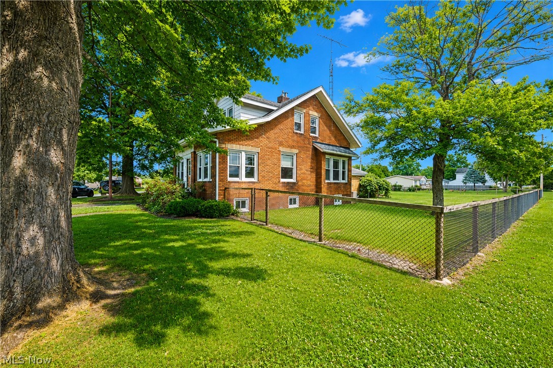 139 East Avenue NE Tuscarawas OH 44682