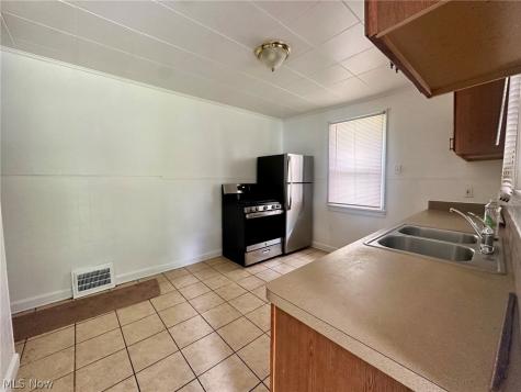 511 Woodland Avenue Elyria OH 44035