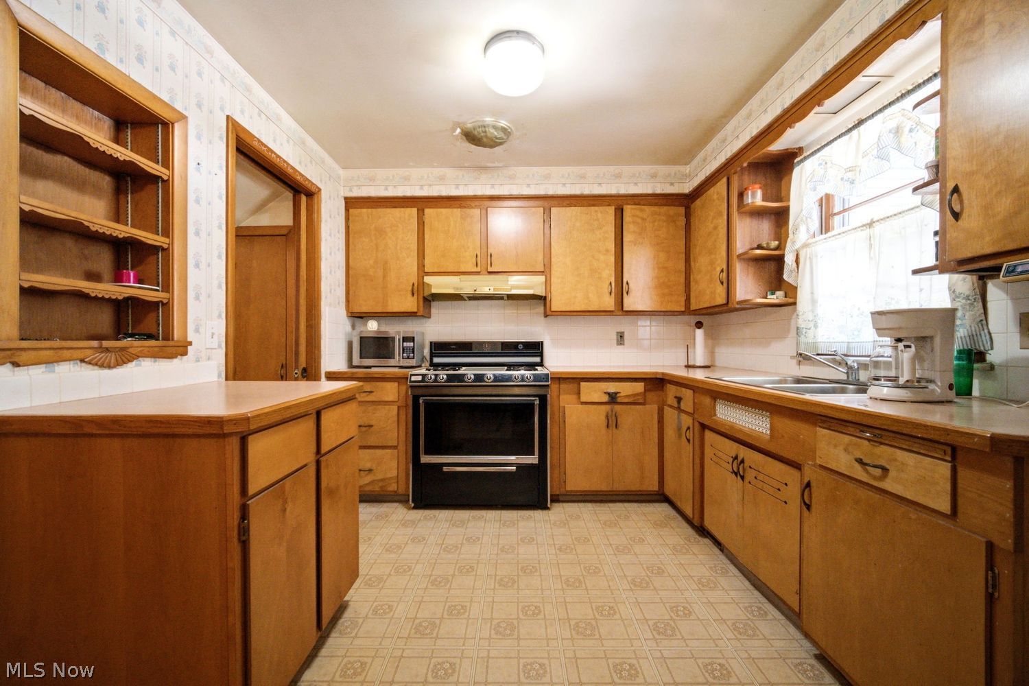 17829 Dillewood Road Cleveland OH 44119