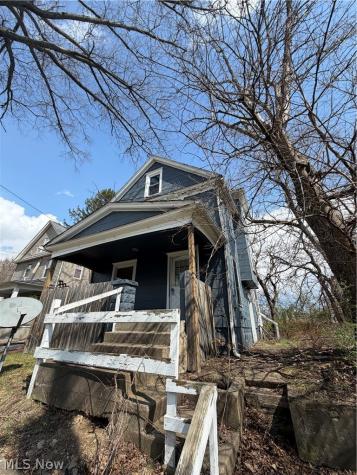 977 Raymond Street Akron OH 44307