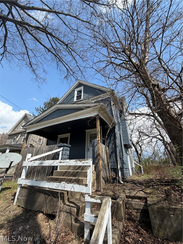 977 Raymond Street Akron OH 44307