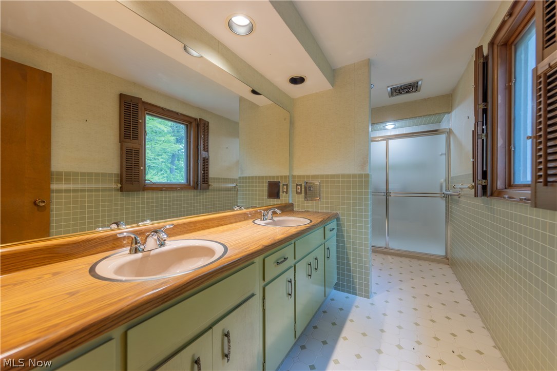 25001 Letchworth Road Beachwood OH 44122