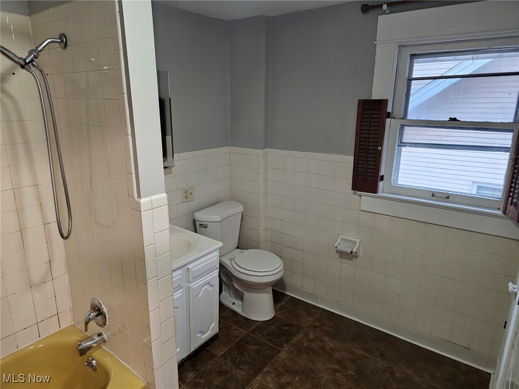 1098 Big Falls Avenue Akron OH 44310