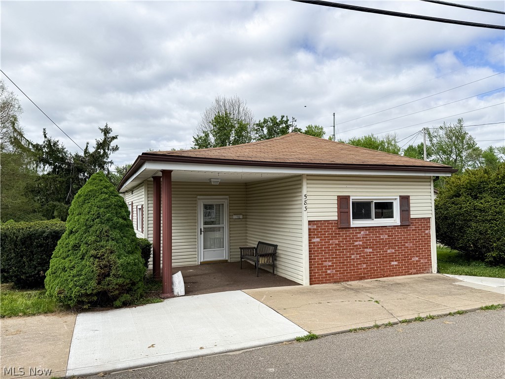 583 E 1st Street Uhrichsville OH 44683