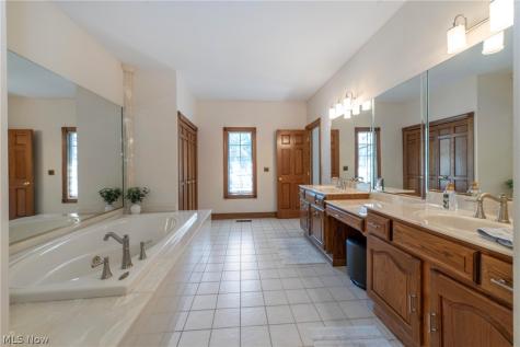 8481 Timber Trail Brecksville OH 44141