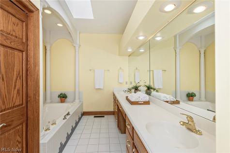 2002 Fox Trace Trail Cuyahoga Falls OH 44223