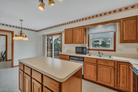 73 Lakecrest Boulevard Hinckley OH 44233