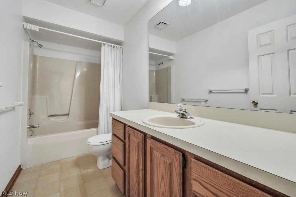 73 Lakecrest Boulevard Hinckley OH 44233