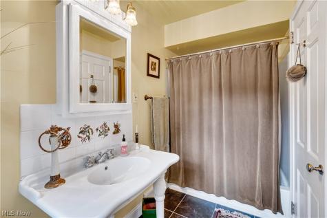 4129 Oak Knoll Drive Youngstown OH 44512